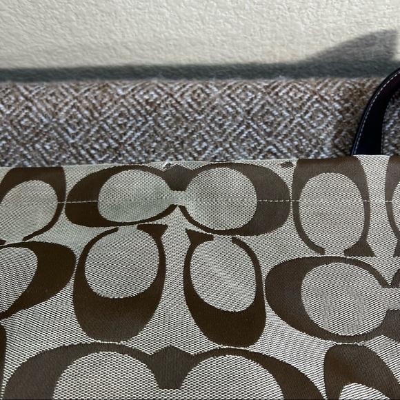COACH TAN/BROWN HANDBAG WITH STRAP USED SOME WEAR ON BOTTOM OF FABRIC SEE PICS - Picture 9 of 15